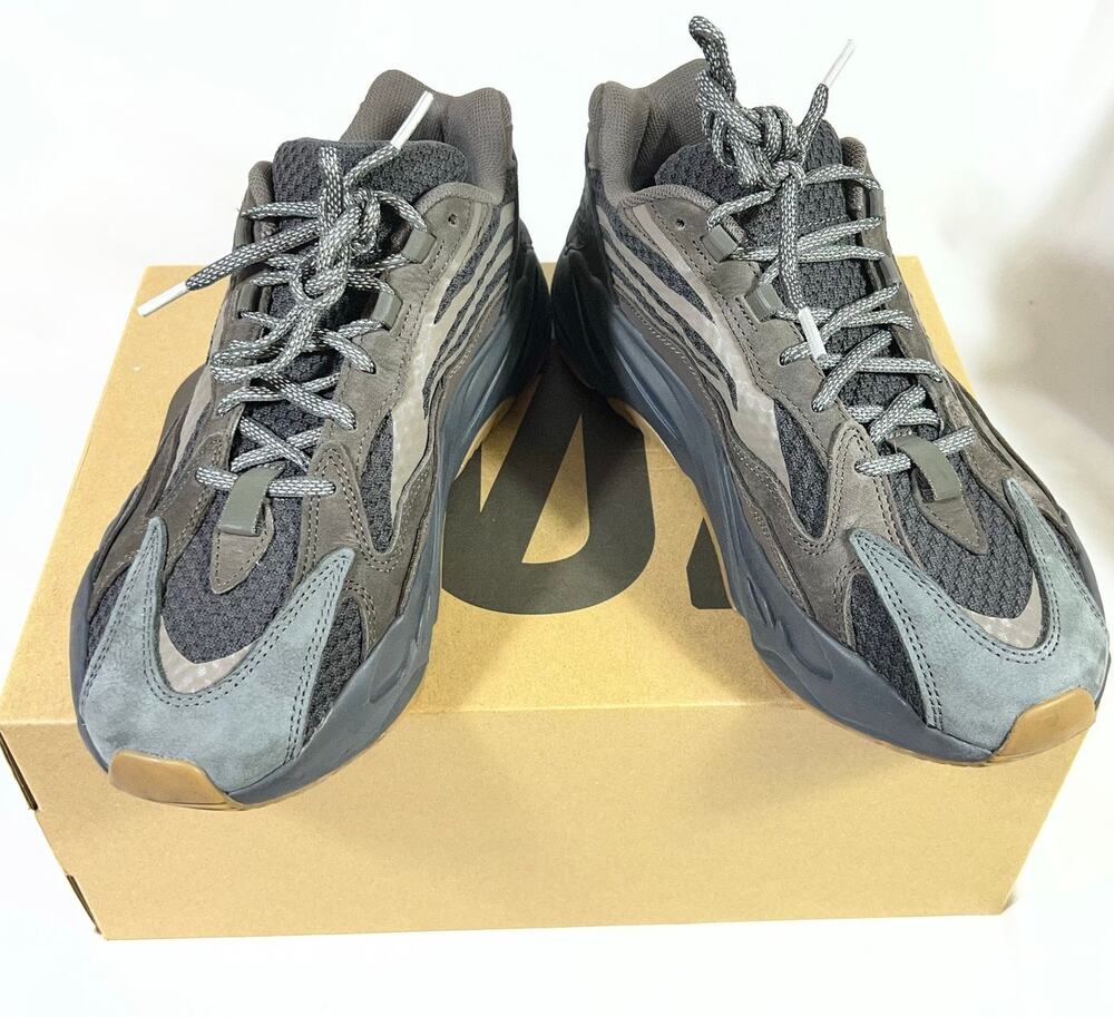 adidas Yeezy Boost 700 V2 Geode Men 10.5 Earth Brown Grey Sneaker EG6860 w/ Box